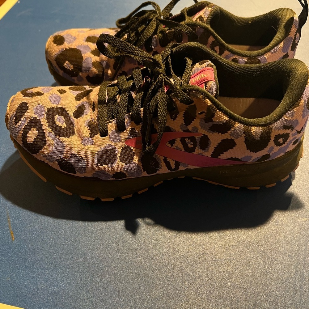 BROOKS Revel 5 Running Leopard Print Shoes Women’s Sz 6.5B Purple Black Gym.